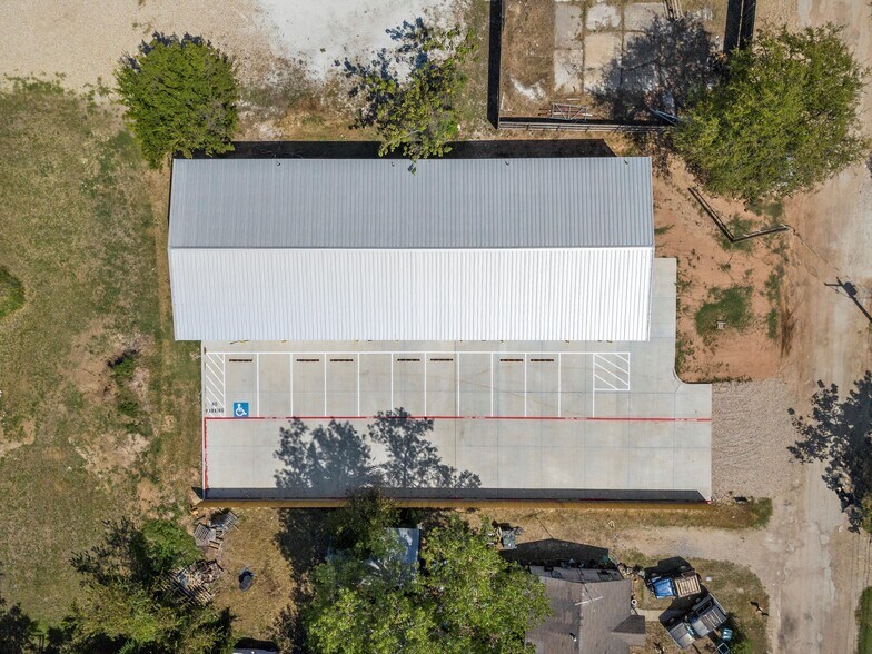 More Photos Of 210-212 Stanfield Dr, Waco Light Manufacturing For Lease