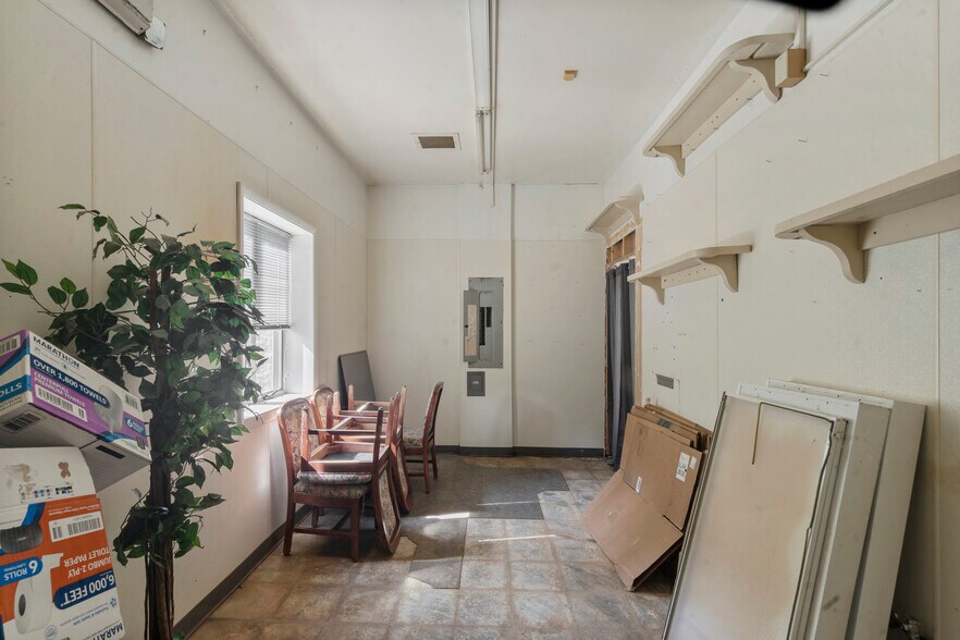 More Photos Of 2180 Northwest Blvd, Newton Medical For Sale