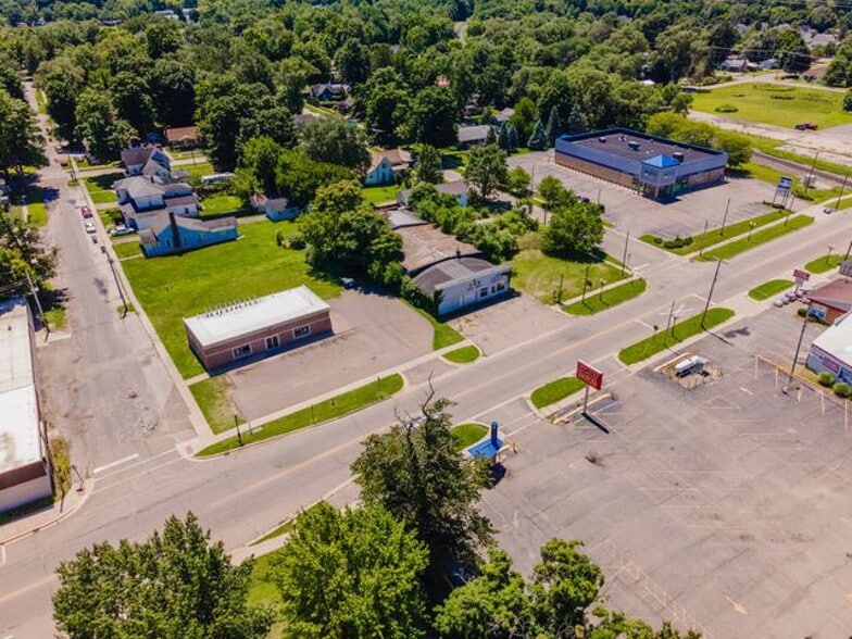 More Photos Of 210 W Main St, Hartford Freestanding For Sale