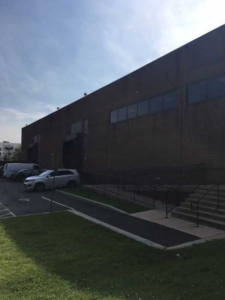 More Photos Of 831 Follin Ln SE, Vienna Flex For Lease