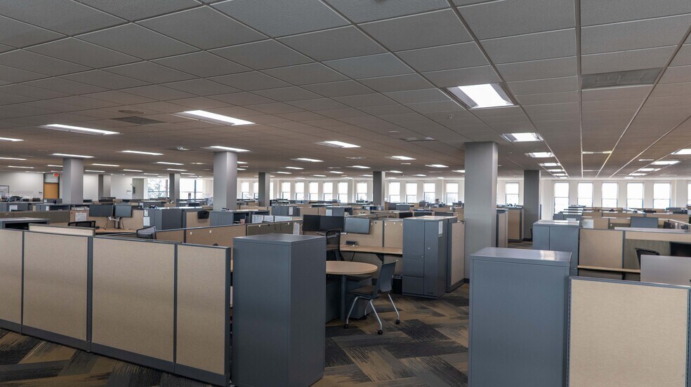 More Photos Of 600 Wilshire Dr, Troy Office For Sale