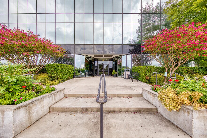 More Photos Of 1300 N Sam Houston Pky E, Houston Office Residential For Lease