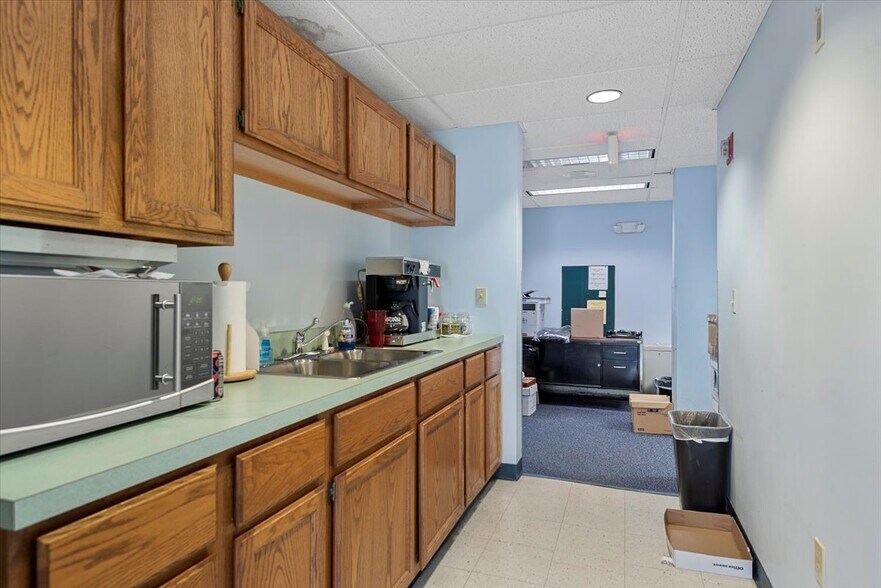 More Photos Of 615 S 2nd St, Springfield Office For Sale