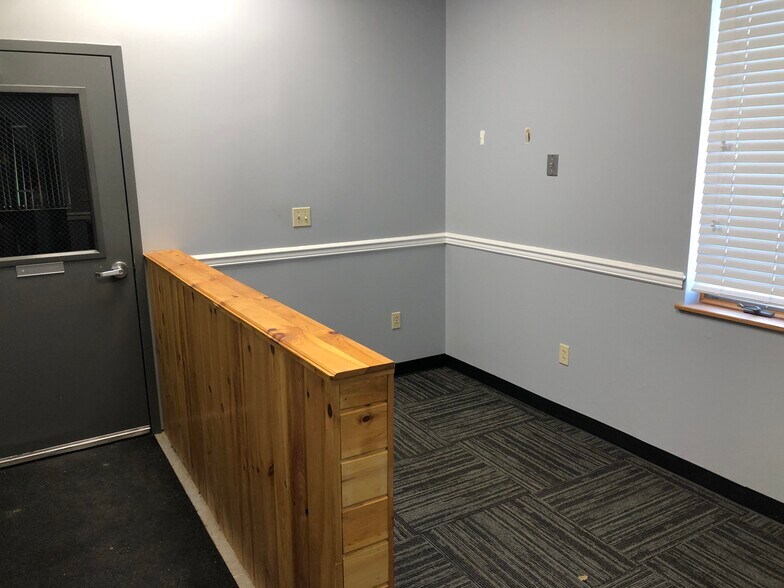 More Photos Of 6 Wesley Ct, Middletown Office For Lease