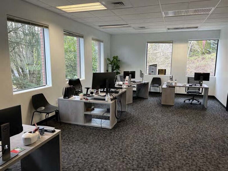 More Photos Of 11000 SW Barbur Blvd, Portland Office For Sale