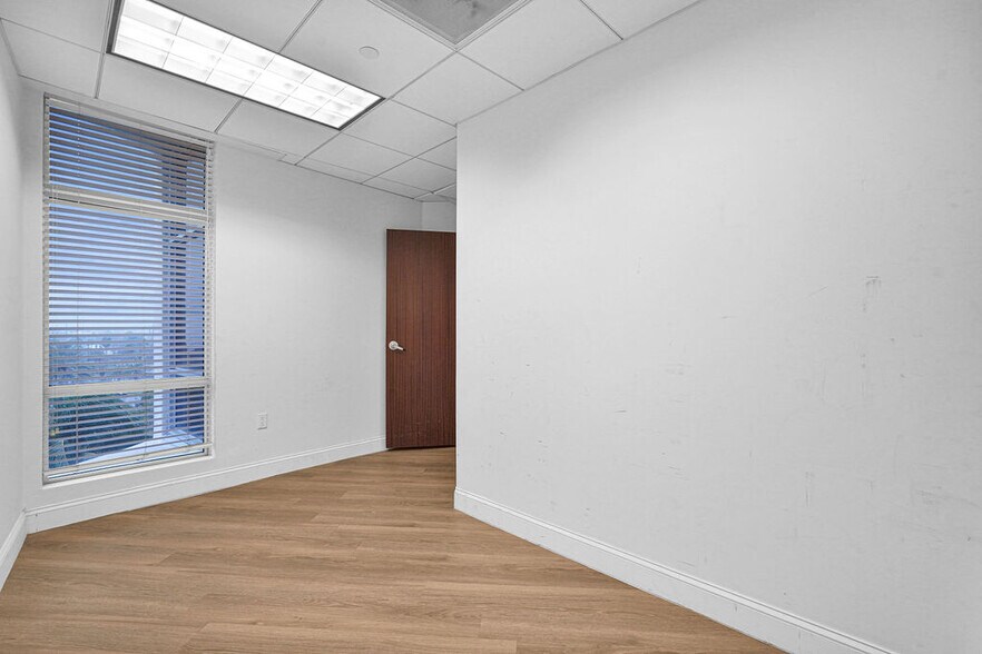 More Photos Of 17501 Biscayne Blvd, Aventura Office For Sale