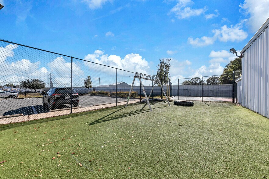 More Photos Of 2500 S Ferdon Blvd, Crestview Storefront For Lease