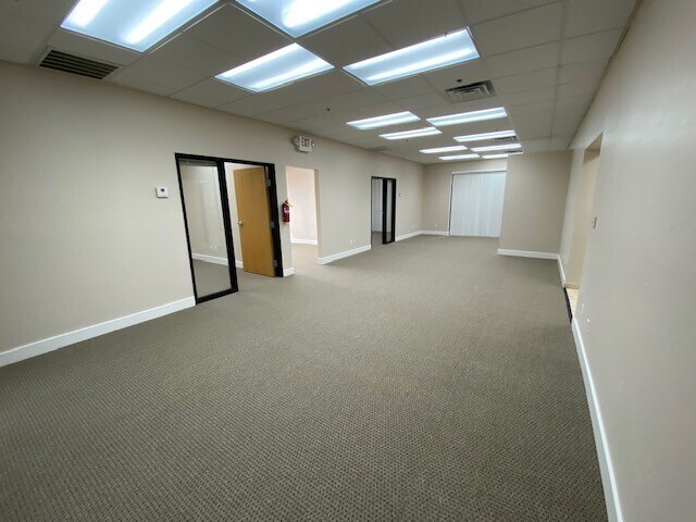 More Photos Of 7440 E Karen Dr, Scottsdale Service For Lease