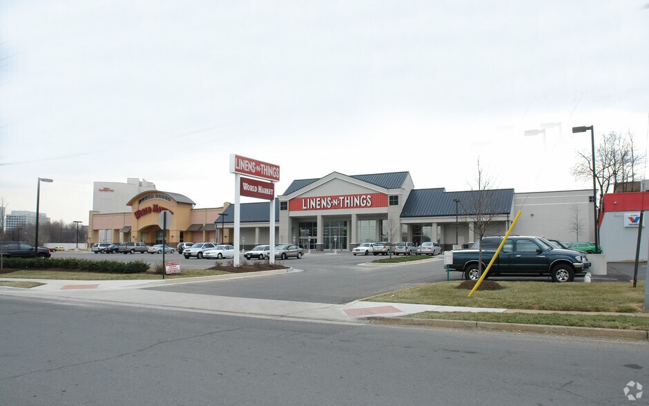 More Photos Of 2051 Chain Bridge Rd, Vienna Freestanding For Lease