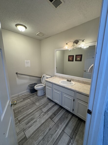 More Photos Of 5405 Fox Plaza Dr, Memphis Medical For Lease