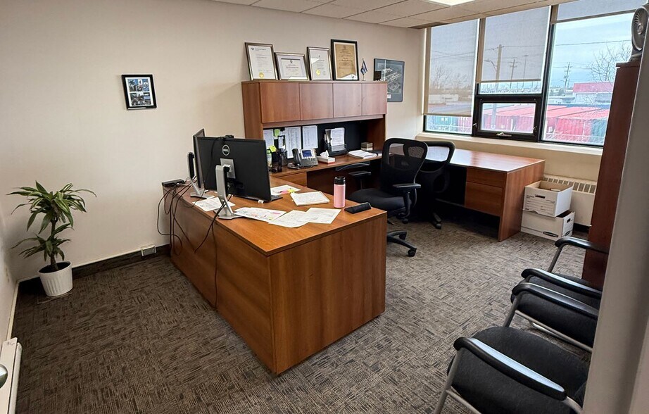More Photos Of 23 Smith St, St Catharines Manufacturing For Lease
