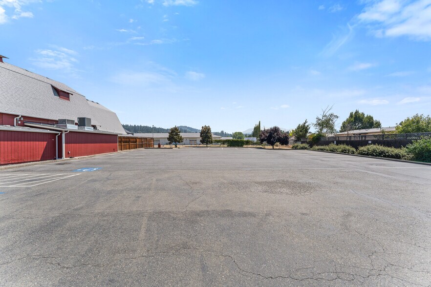 More Photos Of 2039 Redwood Ave, Grants Pass Restaurant For Sale