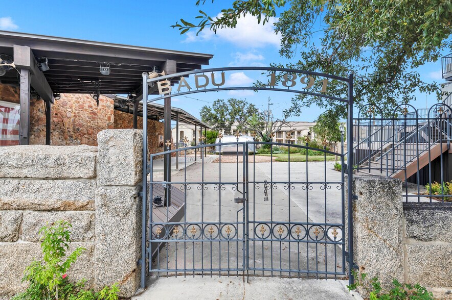 More Photos Of 601 Bessemer Ave, Llano Restaurant For Sale