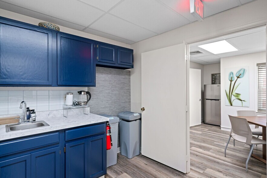 More Photos Of 9668-9683 Main St, Fairfax Medical For Lease