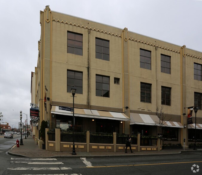More Photos Of 1001 Wharf St, Victoria Storefront Retail Office For Lease