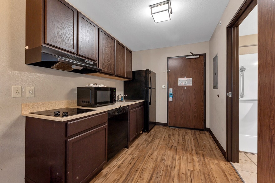 More Photos Of 975 Sheffield St, Washington Hotel For Sale