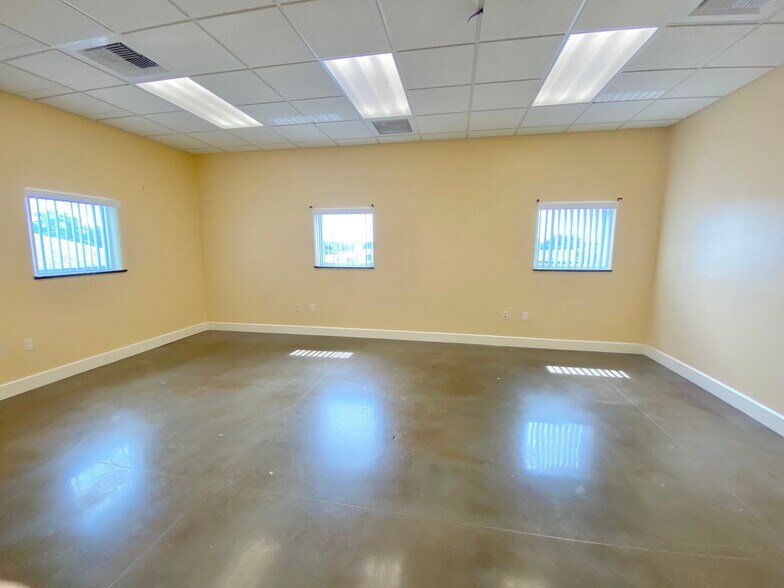 More Photos Of 2050 N 62nd Ave, Saint Petersburg Office For Lease