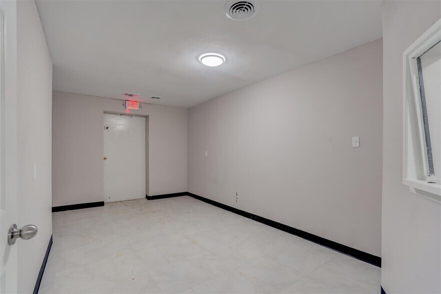 More Photos Of 1301-1309 Sandy Ln, Baytown General Retail For Sale