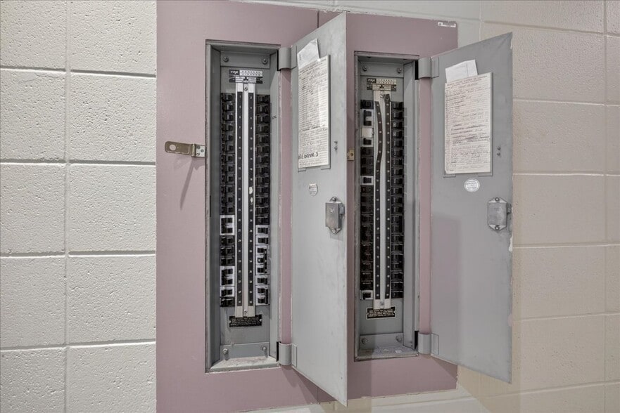 More Photos Of 11831 123 St NW, Edmonton Office For Sale