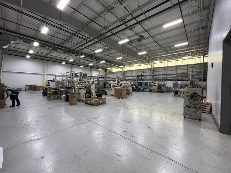 More Photos Of 85 E Bradrock Dr, Des Plaines Warehouse For Sale