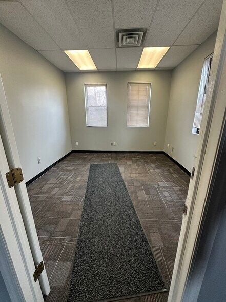 More Photos Of 10 Liberty St, Edison Warehouse For Lease