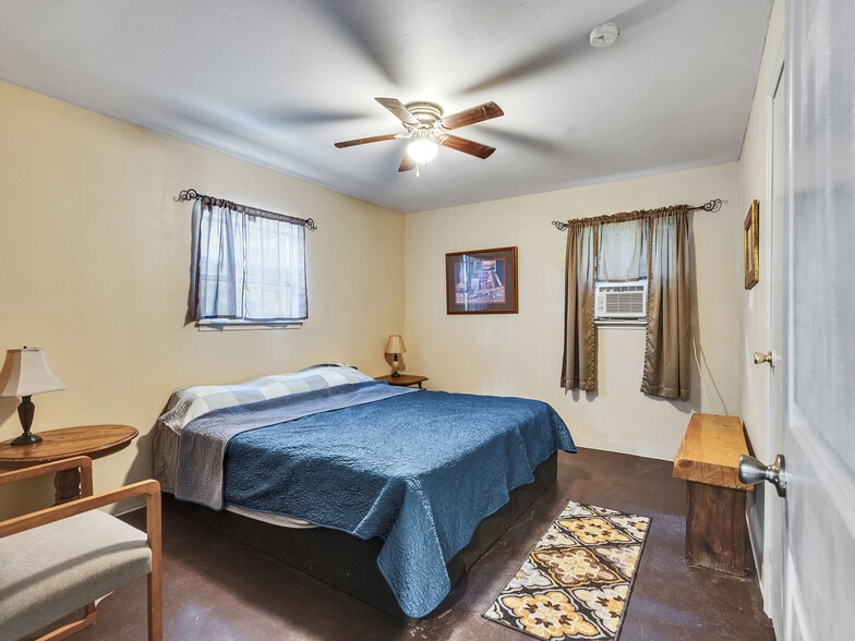 More Photos Of 280 Broken Arrow Marina, Livingston Hotel For Sale