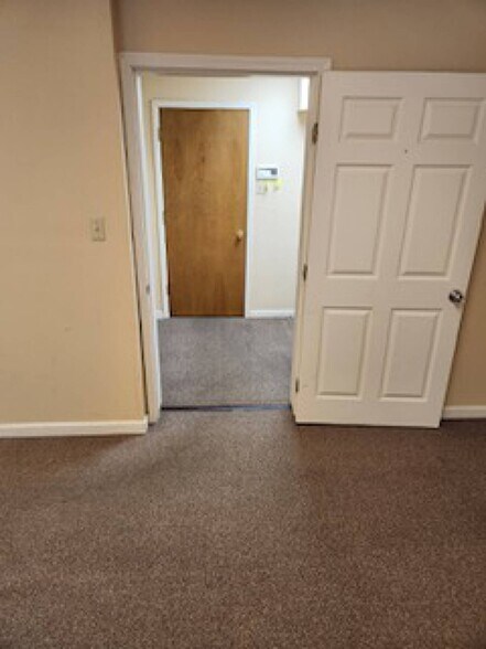 More Photos Of 502 Twin Bridges Rd, Alexandria Self Storage For Lease