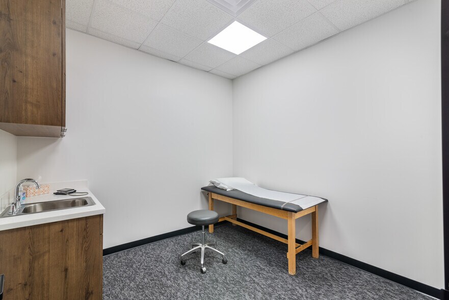 More Photos Of 7102 Tarrington Ave, Sugar Land Medical For Sale
