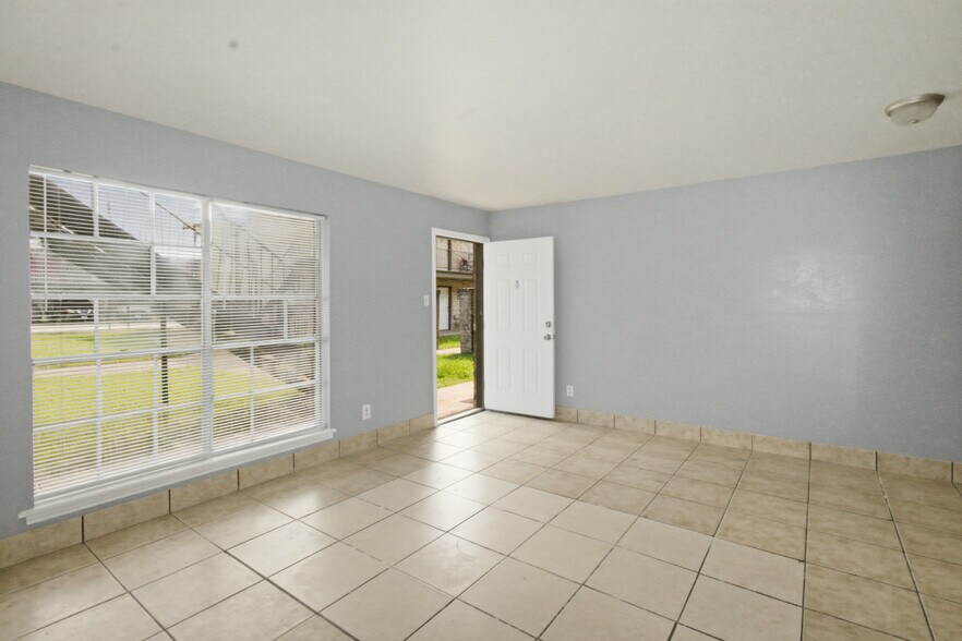 More Photos Of 3046 Golfcrest Blvd, Houston Apartments For Sale