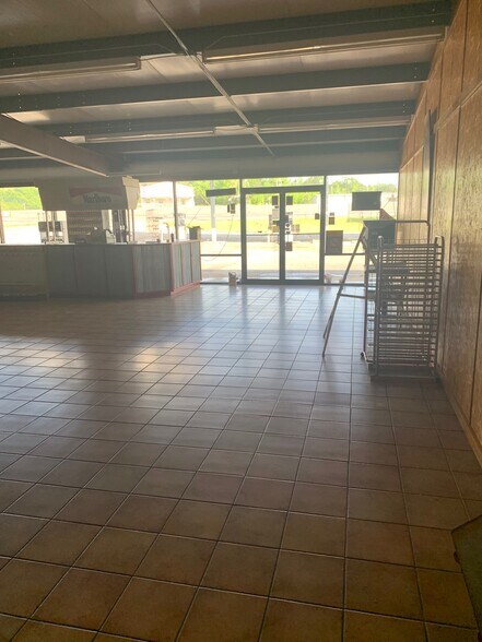 More Photos Of 16508 Hwy 65 S, Damascus Service Station For Sale