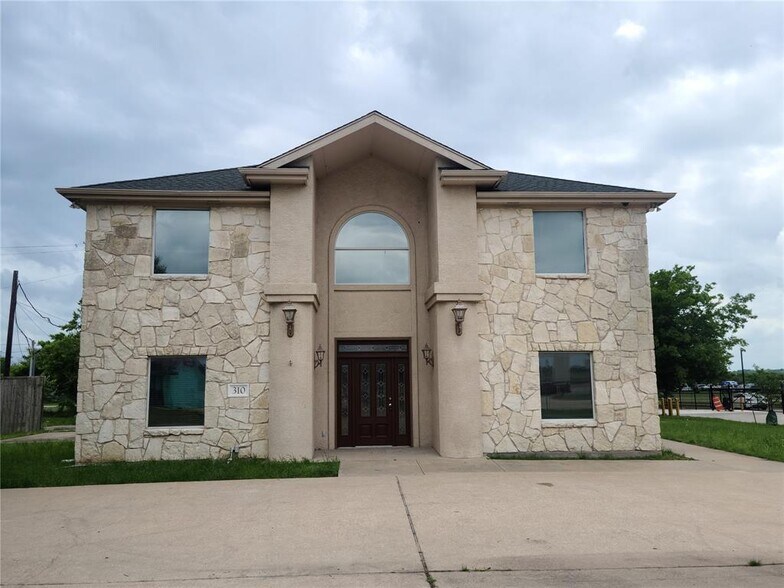 Primary Photo Of 310 W Murray St, Manor Office Residential For Lease