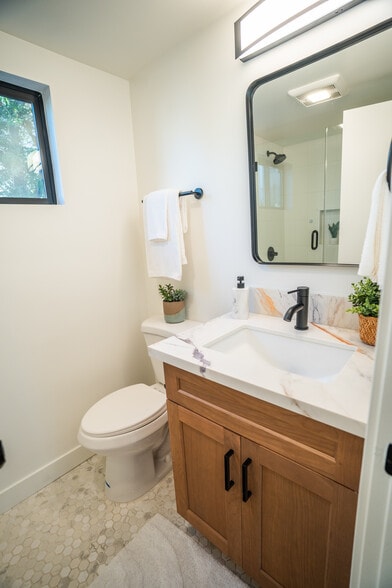 More Photos Of 528 Westminster Ave, Venice Apartments For Sale