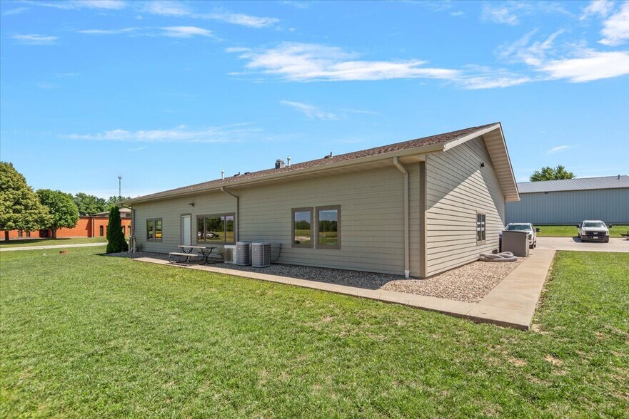 More Photos Of 103 Centre Dr, Petersburg Office For Sale