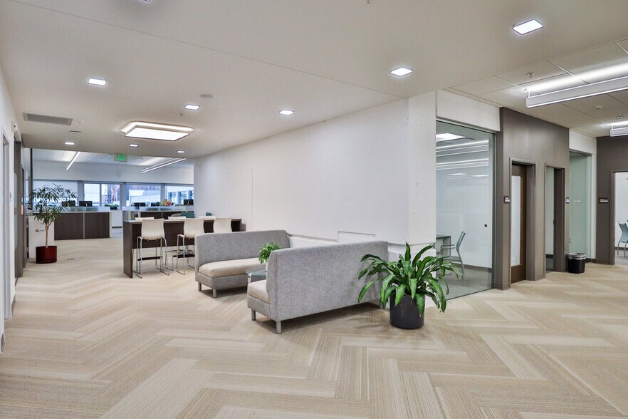 More Photos Of 500 Grand Ave, Des Moines Parking Garage For Lease