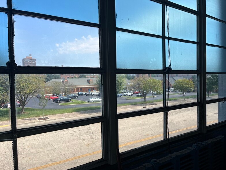 More Photos Of 300 S Center St, Springfield Manufacturing For Sale