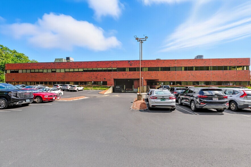 More Photos Of 325 Wood Rd, Braintree Office For Lease