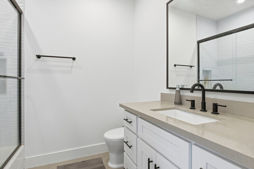 More Photos Of 13822 Oxnard St, Van Nuys Apartments For Sale