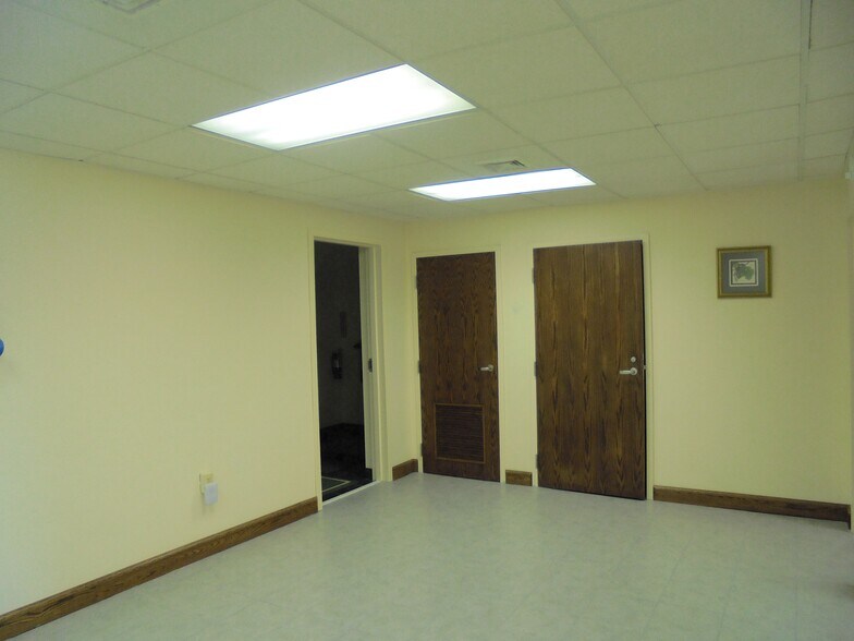 More Photos Of 256 Main St, East Windsor Research And Development For Lease