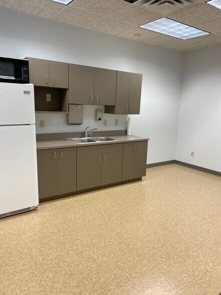 More Photos Of 941 Hillwind Rd NE, Minneapolis Medical For Lease