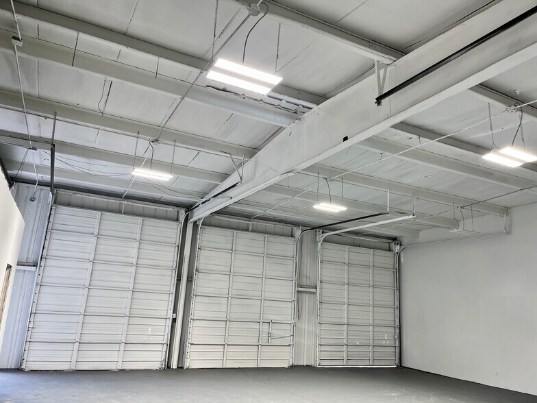 More Photos Of 3609 Old Winter Garden Rd, Orlando Warehouse For Lease