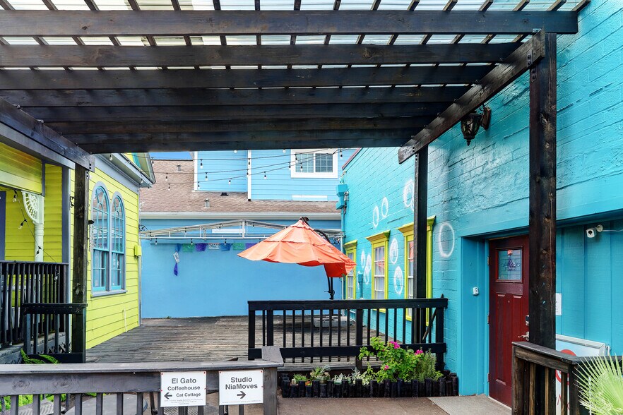 More Photos Of 508 Pecore St, Houston Freestanding For Lease