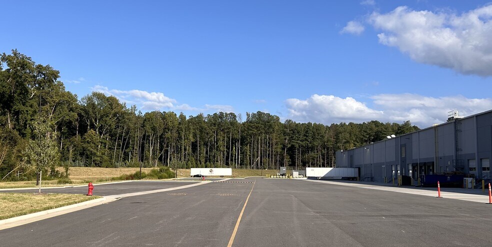 More Photos Of 8440 Times Dispatch Blvd, Mechanicsville Distribution For Lease