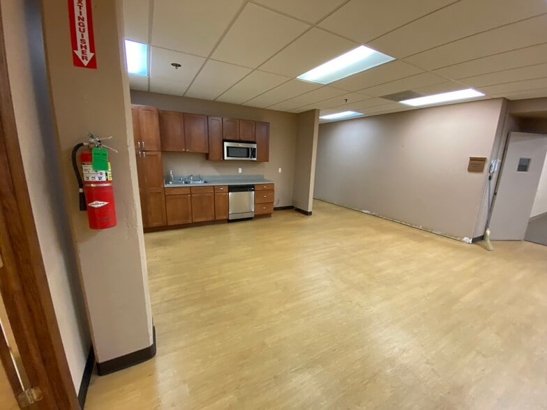 More Photos Of 1000 Camera Ave, Crestwood Flex For Lease