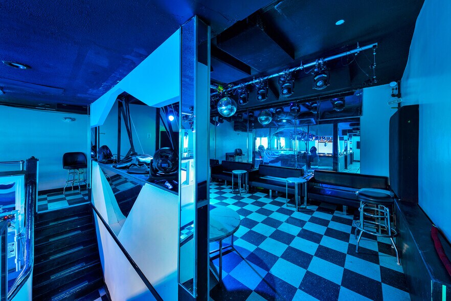 More Photos Of 990 Broadway, Brooklyn Bar For Lease