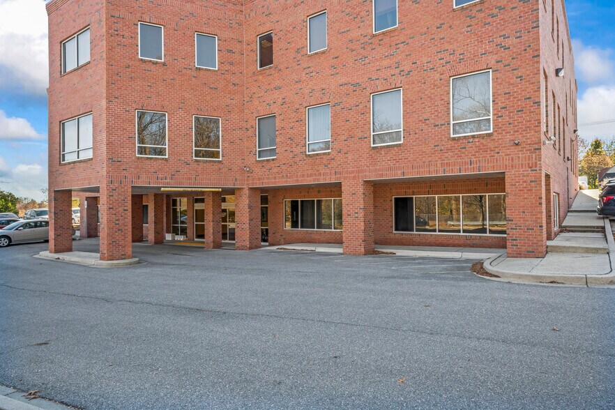 More Photos Of 205 Center St, Mount Airy Medical For Lease