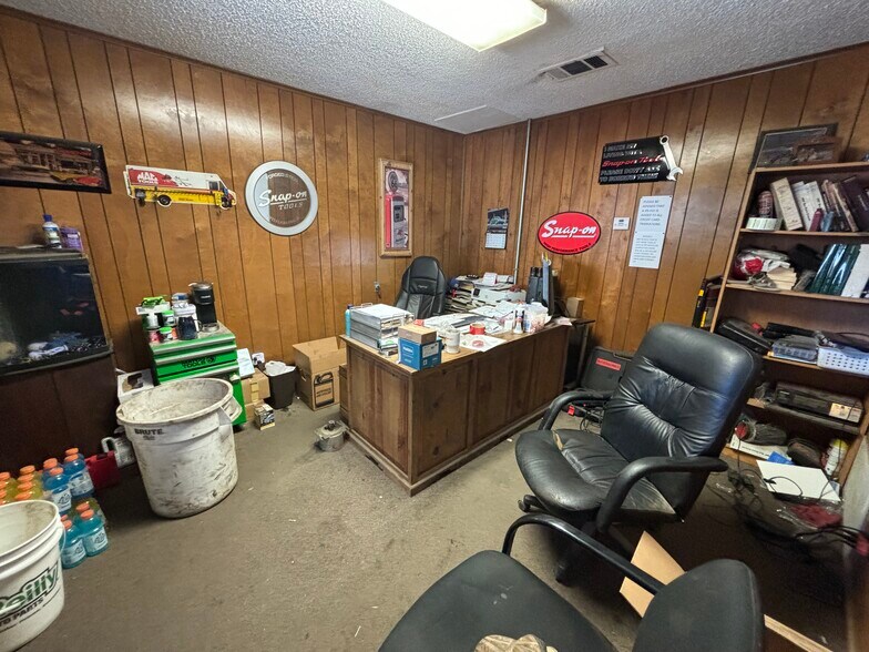 More Photos Of 207 Samuel Dr, Weatherford Warehouse For Lease
