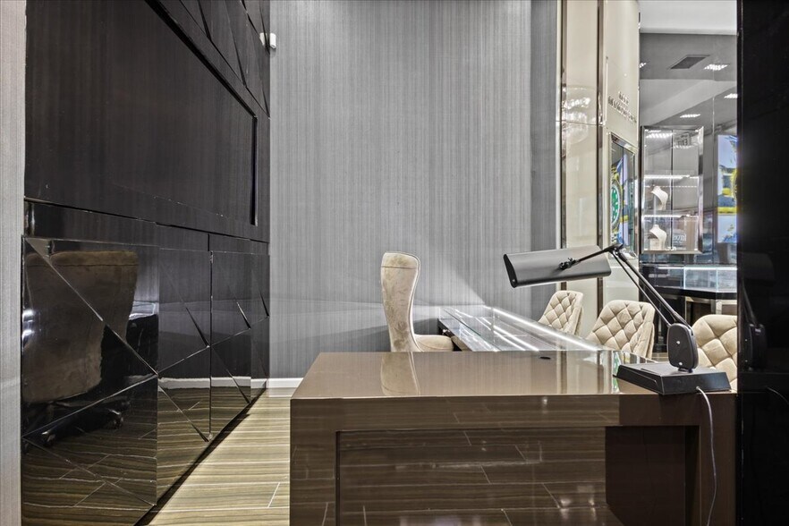 More Photos Of 256 Pharr Rd NE, Atlanta General Retail For Lease