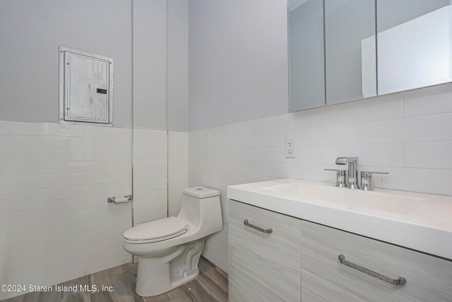 More Photos Of 144 Mcclean Ave, Staten Island Office For Lease