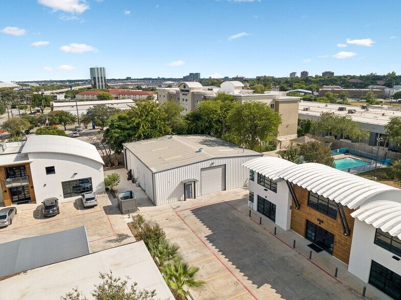 More Photos Of 778 Isom Rd, San Antonio Freestanding For Lease