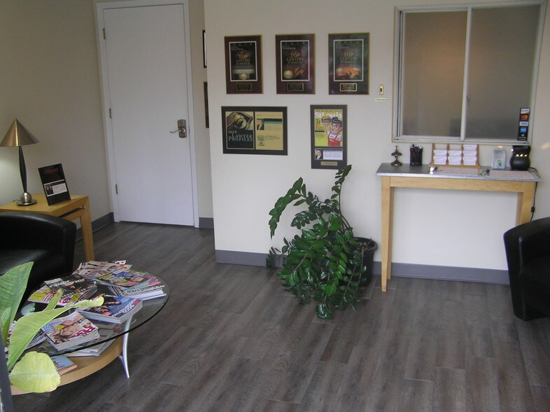 More Photos Of 320 N 5th St, Saint Charles Office For Sale